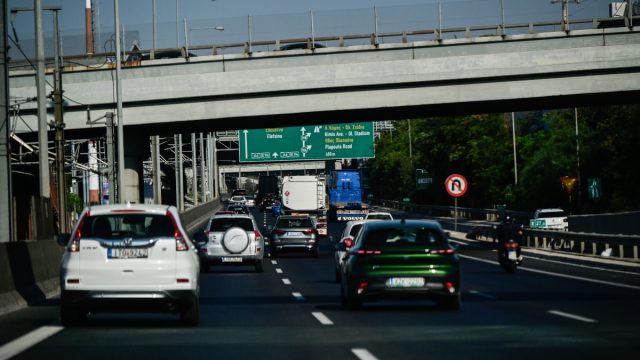 Μποτιλιάρισμα στην Αττική Οδό μετά από καραμπόλα 4 οχημάτων