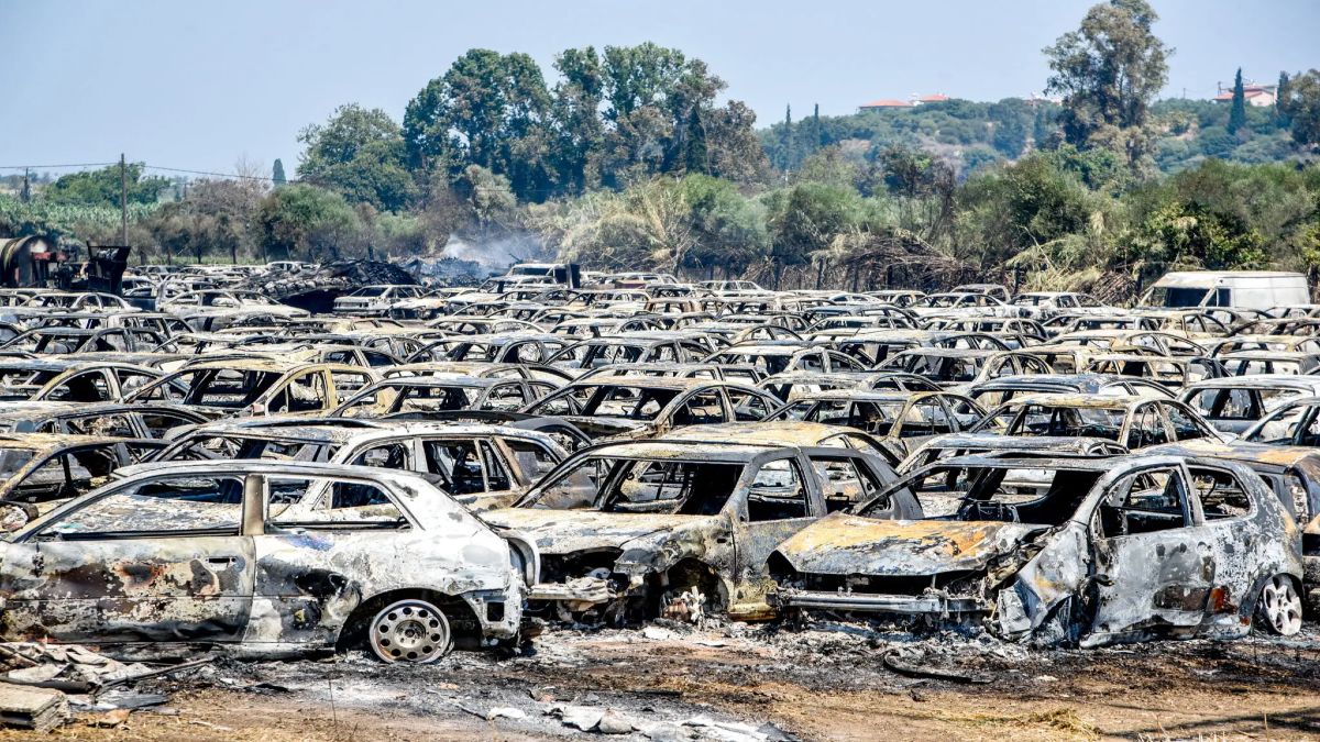 Εικόνες καταστροφής από την φωτιά στην Αχαΐα: Κάηκαν 550 οχήματα στο Τελωνείο Πατρών