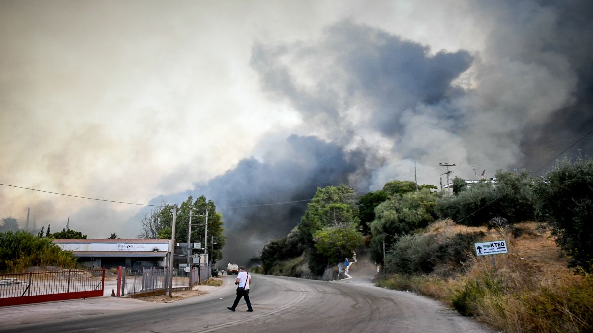 Μαίνεται η φωτιά στην Αχαΐα: Καίγονται σπίτια, έκλεισε η Πατρών – Πύργου