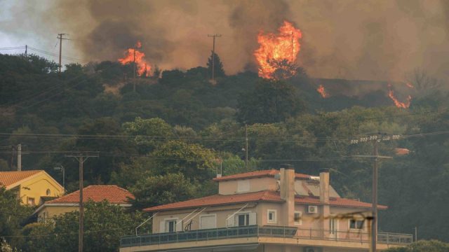 Η Αχαΐα στις φλόγες: Κίνδυνος για την Πάτρα – Καταστροφές σε σπίτια, επιχειρήσεις και καλλιέργειες