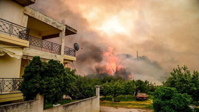 Πυρκαγιά στην Αχαΐα: Εκκενώνονται Καραμανδάνειο και Κωνσταντοπούλειο Γηροκομείο – Καίγεται η Ιερά Μονή Αγίου Νικολάου Μπάλα