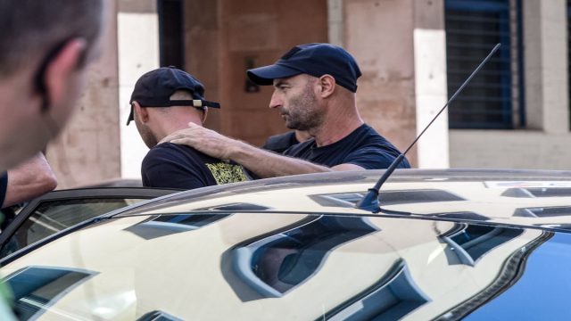 «Μπράβο, λεβέντη μου»: Συγγενείς και φίλοι χειροκροτούσαν τον 25χρονο που κατηγορείται για τη φωτιά στο Γηροκομείο Πάτρας