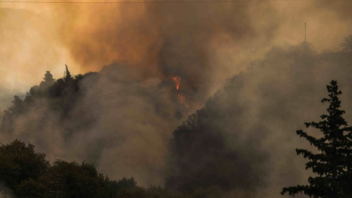 Δραματική η κατάσταση με την φωτιά στην Αχαΐα: Η στιγμή που ελικόπτερο ρίχνει νερό σε δρόμο που κινούνται αυτοκίνητα