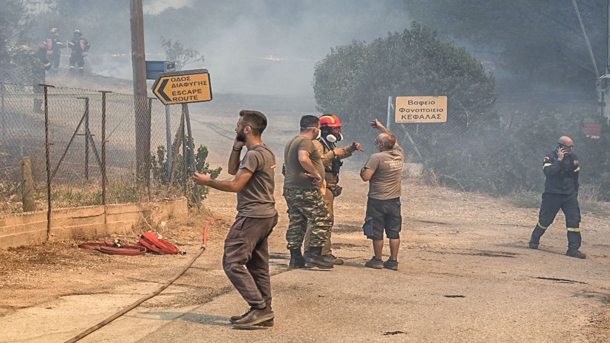 Σε πλήρη εξέλιξη η μάχη με τις φλόγες στην Αχαΐα: Κάτοικοι της περιοχής επιχειρούν για την κατάσβεση – Ένας εγκαυματίας