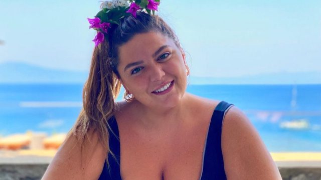Η Δανάη Μπάρκα topless στο κρεβάτι – Δείτε φωτογραφία