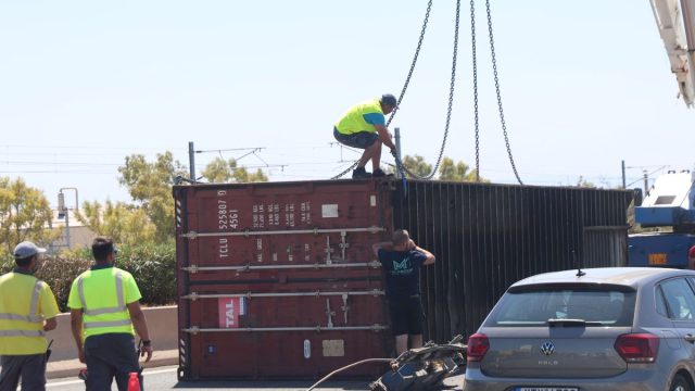 Διακοπή κυκλοφορίας στο ύψος των διοδίων της Ελευσίνας – Εκτροπή φορτηγού