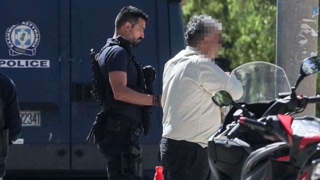 Προφυλακιστέος ο δημοτικός υπάλληλος που κατηγορείται για εμπρησμούς στην Παλλήνη – «Πιάσατε λάθος άνθρωπο»