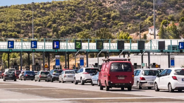 Επιστρέφουν οι εκδρομείς του Αυγούστου: Προβλήματα στα Μέγαρα – Πού υπάρχουν καθυστερήσεις