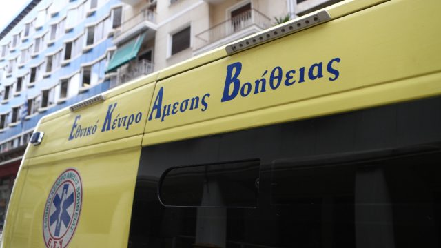 Σφοδρό τροχαίο στην Αγία Παρασκευή: Μοτοσικλετιστής συγκρούστηκε με δύο ΙΧ