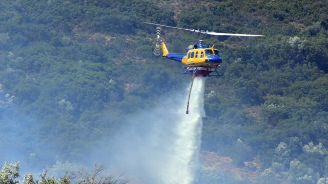 Πυρκαγιά στα Πετράλωνα του Δήμου Μεσσήνης: Σηκώθηκαν εναέρια μέσα