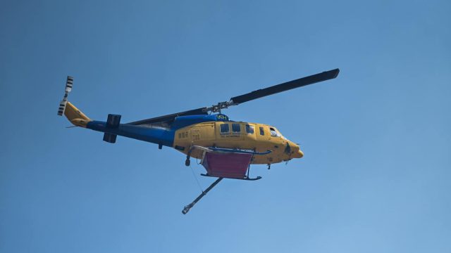 Φωτιά στα Καλάβρυτα: Επιχειρούν και εναέρια μέσα