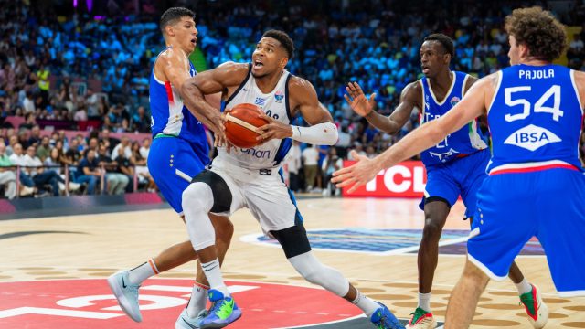 Ελλάδα – Ιταλία 75-66: Ονειρικό ντεμπούτο με ηγέτη τον Αντετοκούνμπο