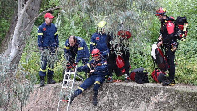 Χωρίς τις αισθήσεις του ανασύρθηκε άνδρας από σπηλιά 22 μέτρων στη Λάρισα