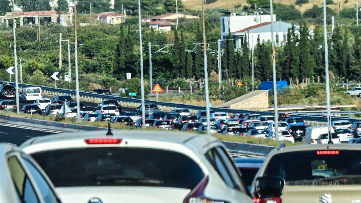 Επιστρέφουν οι τελευταίοι αδειούχοι: Αυξημένη κίνηση στους δρόμους – Με χαμηλές ταχύτητες από Κινέτα έως Μέγαρα