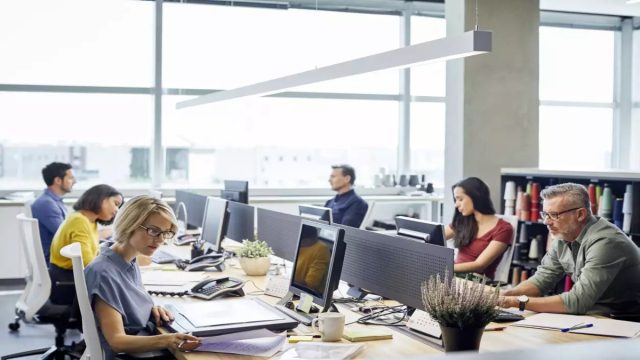 Αυξήσεις στους μισθούς: Έως 400 ευρώ περισσότερα σε μισθωτούς και συνταξιούχους – Ποιοι ωφελούνται