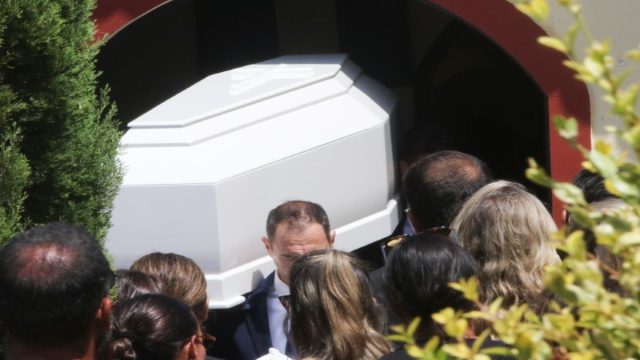 Λυγίζουν οι εικόνες από την κηδεία της Αλεξάνδρας Νικολαΐδου: Το λευκό φέρετρο και οι άνθρωποι που την αποχαιρέτησαν