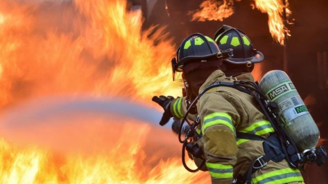 Φωτιά στην Παιανία – Επιχειρούν εναέρια μέσα