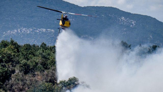 Φωτιά στα Δερβενοχώρια – Επίγεια και ενάερια μέσα στη μάχη