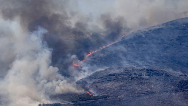 Ολονύχτια μάχη με τις φλόγες στην Ορεστιάδα: Επιχειρούν στο Αμμόβουνο 52 πυροσβέστες