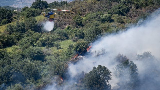 Φωτιά σε δασική έκταση στο Λεοντάρι Αρκαδίας – Επιχειρούν 7 εναέρια μέσα