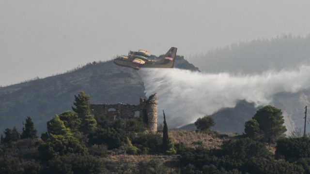 Φωτιά στα Καμένα Βούρλα – Ισχυρά επίγεια και εναέρια μέσα στο σημείο