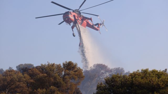 Φωτιά στα Γρεβενά: Σηκώθηκαν 5 εναέρια μέσα, εστάλη μήνυμα από το 112