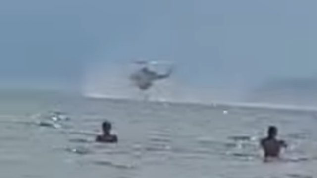 Φωτιά στην Φωκίδα: Προκλήθηκε από κεραυνό – Η στιγμή που ελικόπτερο εφοδιάζεται δίπλα από λουόμενους