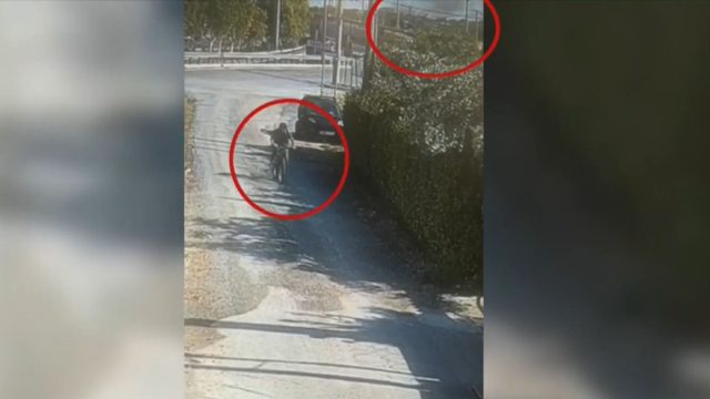 Φωτιά στην Παιανία: Βίντεο ντοκουμέντο δείχνει τον 62χρονο να διαφεύγει με ποδήλατο