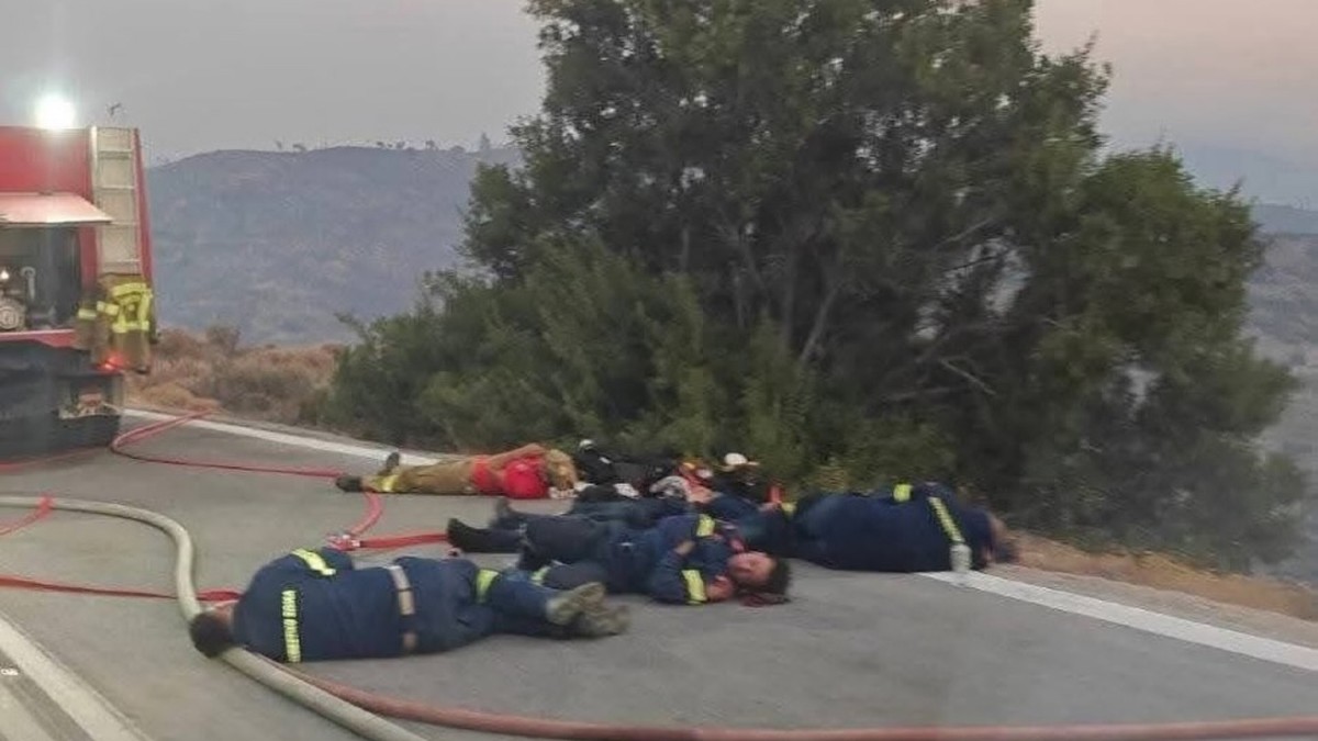 Σπαρακτική φωτογραφία από την φωτιά στην Χίο: Η στιγμή που αποκαμωμένοι πυροσβέστες πέφτουν στο έδαφος