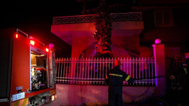 Φωτιά σε υπόγειο πολυκατοικίας στη Λάρισα – Αυτοκίνητο κάηκε ολοσχερώς