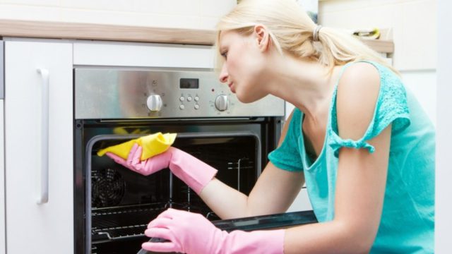 Καθαρίστε αποτελεσματικά τον φούρνο σας με φυσικά υλικά