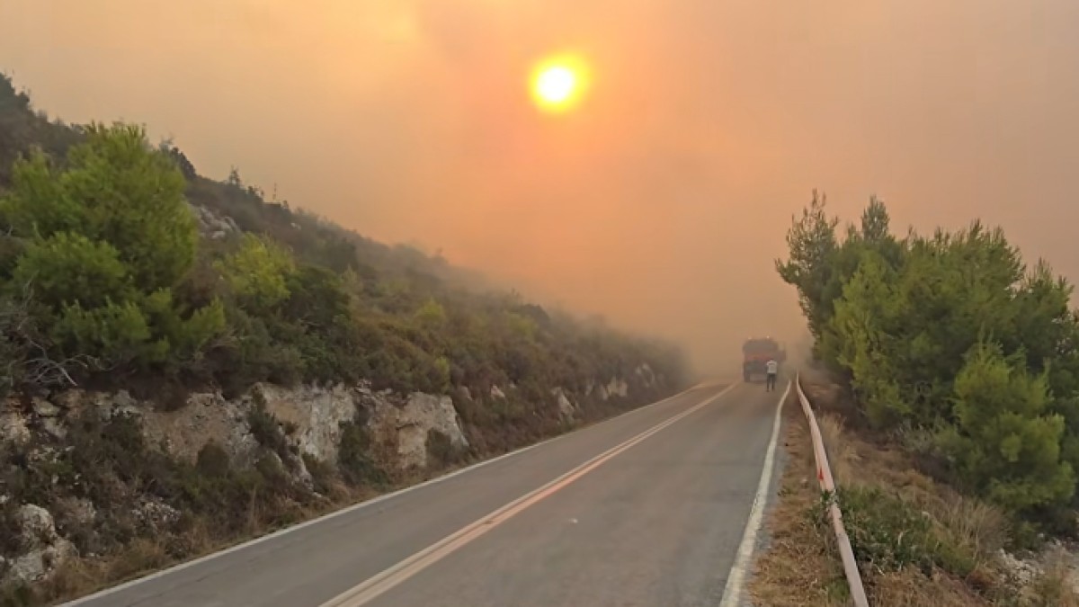 Ανεξέλεγκτη η φωτιά στη Ζάκυνθο: Καίγονται σπίτια – Μηνύματα από το 112 για εκκενώσεις σε Κερί και Αγαλά