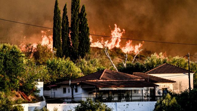 Αρχαία Ολυμπία: Η μεγάλη φωτιά απειλεί τέσσερα χωριά – Ενισχύθηκαν οι δυνάμεις, ένας εγκαυματίας