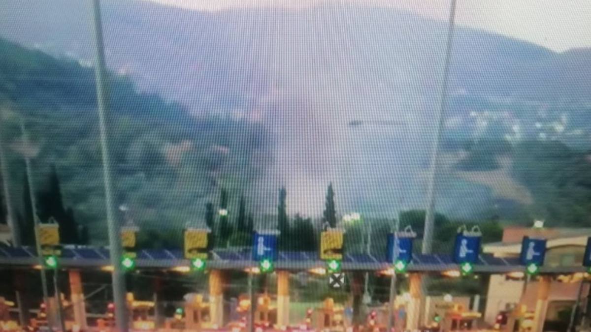 Συναγερμός στην Πυροσβεστική: Φωτιά στην Παιανία κοντά στα διόδια