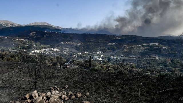 Κόλαση φωτιάς σε όλη η χώρα: Πώς είναι η εικόνα στα πύρινα μέτωπα – Τριπλάσια από το όριο τα καρκινογόνα σωματίδια στην Πάτρα