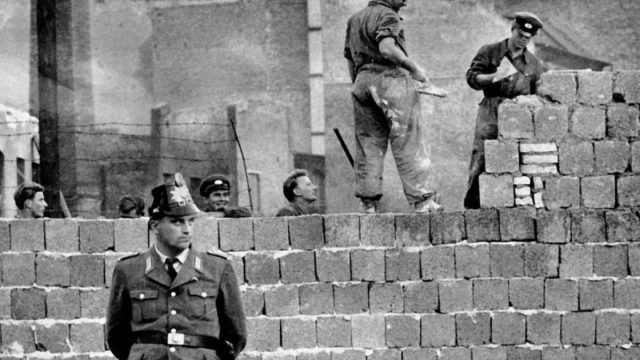 Σαν σήμερα, 13 Αυγούστου 1961: Η αρχή της κατασκευής του Τείχους του Βερολίνου
