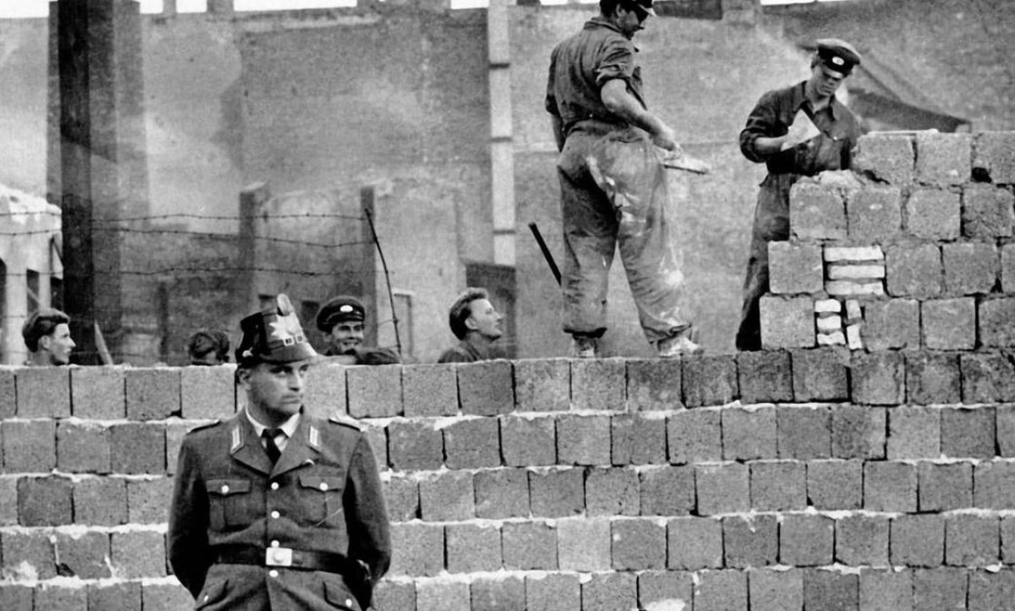 Σαν σήμερα, 13 Αυγούστου 1961: Η αρχή της κατασκευής του Τείχους του Βερολίνου