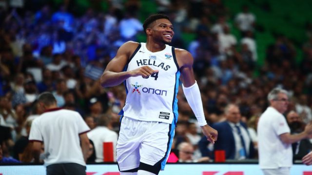 Ελλάδα – Λετονία 104-86: Ο Γιάννης επέστρεψε και η «γαλανόλευκη» πετάει!