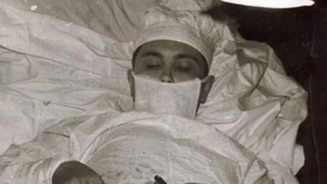 Συγκλονιστική φωτογραφία με γιατρό να χειρουργεί μόνος τον εαυτό του