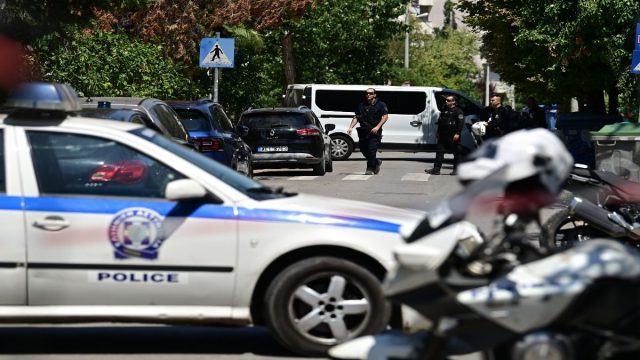Φωτογραφίες από τη γυναικοκτονία στο Χαλάνδρι – Δύο μαχαίρια βρέθηκαν πάνω στον 28χρονο