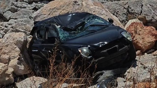 Σοβαρό τροχαίο στην Αθηνών – Σουνίου: Αυτοκίνητο «βούτηξε» σε γκρεμό 30 μέτρων