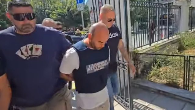 Με σκυμμένο κεφάλι και αλεξίσφαιρο γιλέκο στον εισαγγελέα ο γυναικοκτόνος του Βόλου – Δείτε τη στιγμή της μεταγωγής