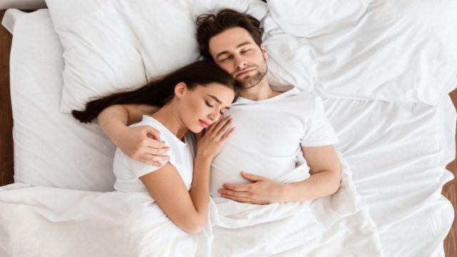 Τι αποκαλύπτει η στάση ύπνου με τον σύντροφό σου