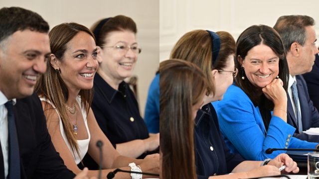 Το πρώτο υπουργικό συμβούλιο μετά τις καλοκαιρινές διακοπές: Χαμόγελα, συζητήσεις και ατζέντα γεμάτη μπλε φακέλους