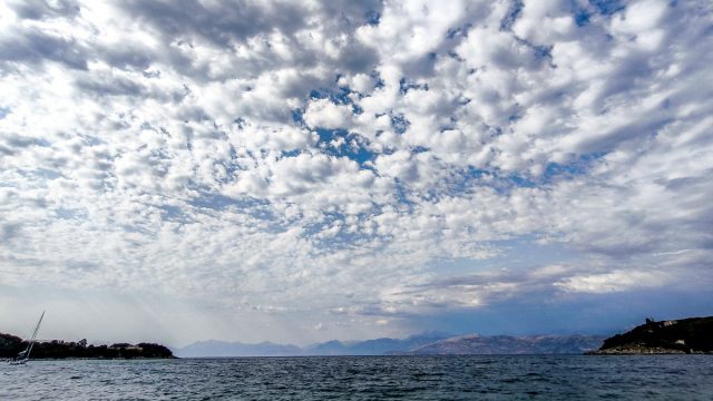 Καιρός σήμερα 19/8: Οι βροχές παραμένουν, η θερμοκρασία ανεβαίνει – Η εκτίμηση Αρναούτογλου και Ρήγου