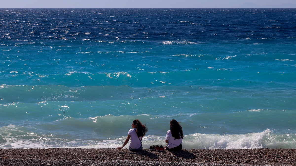Καιρός σήμερα 9/8: Ακραίος κίνδυνος πυρκαγιάς σε 4 περιοχές – «Καμπανάκι» Τσατραφύλλια και Ρήγου για τους ανέμους