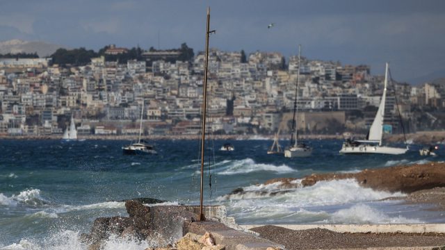 Καιρός σήμερα 7/8: Ισχυροί άνεμοι, σε συναγερμό Αττική και άλλες 14 περιοχές – Τι λένε Τσατραφύλλιας και Ρήγου