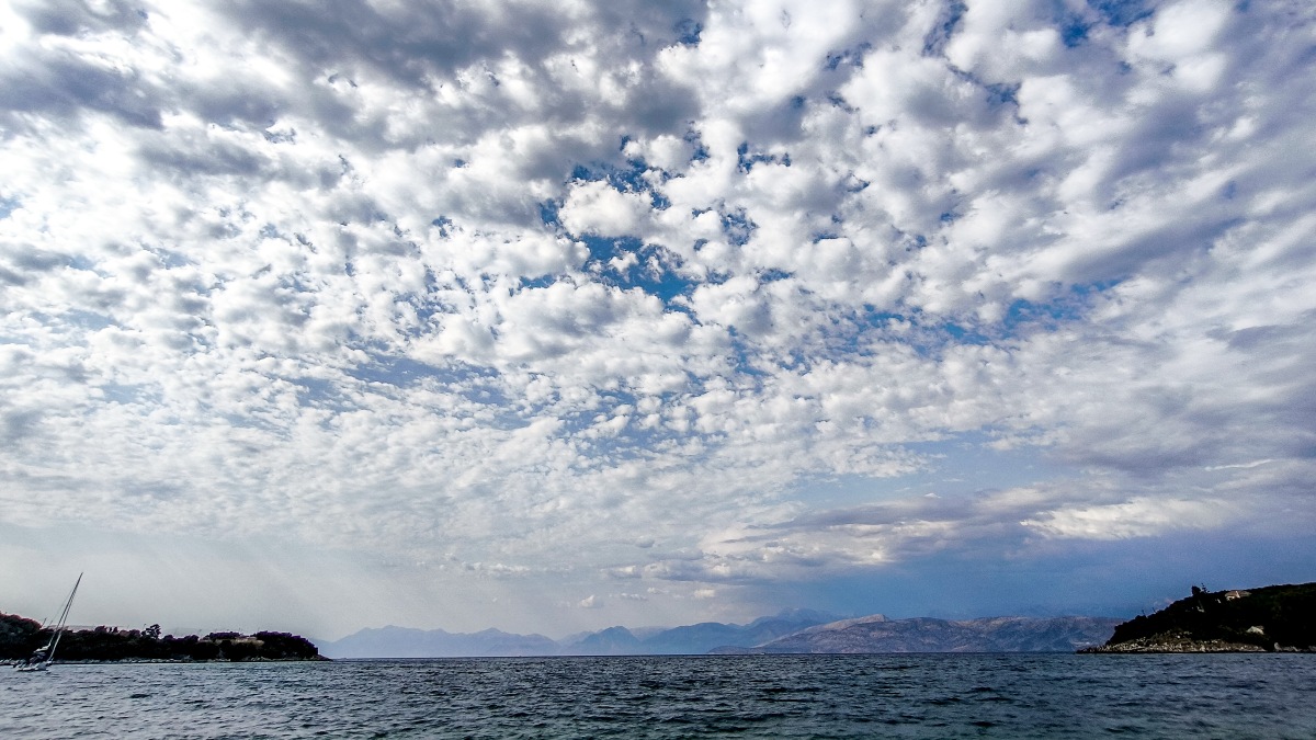 Καιρός σήμερα 24/8: Συννεφιασμένη Κυριακή με μικρή πτώση θερμοκρασίας – Η εκτίμηση Μαρουσάκη και Αρναούτογλου
