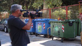 Συναγερμός στην Καισαριανή: Περαστικός εντόπισε όπλα και πυρομαχικά σε κάδο απορριμμάτων