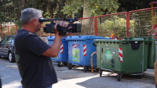 Συναγερμός στην Καισαριανή: Περαστικός εντόπισε όπλα και πυρομαχικά σε κάδο απορριμμάτων